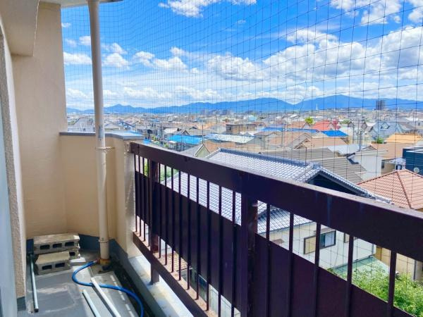 【バルコニー】 | メイゾン初芝 | 物干しセットを追加すれば、一度にたくさんのお洗濯物が干せるのが魅力！テーブルセットを広げ、夕涼みを楽しみながら一杯呑むのも楽しいかも…