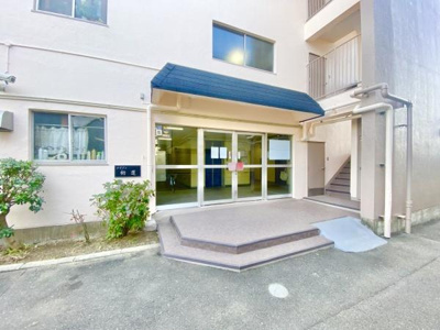 【エントランス】 | メイゾン初芝 | 流行に左右されず、将来にわたって価値が継続する「上質」な佇まい。おしゃれな雰囲気や自然の潤い、親しみやすさといった暮らしを豊かにしてくれる住空間です。