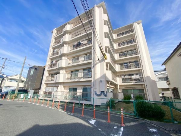 【外観】 | メイゾン初芝 | 南海高野線「初芝」駅が徒歩8分。通勤にも外出にもアクセス良好。家族でおでかけすることも増えそうですね♪