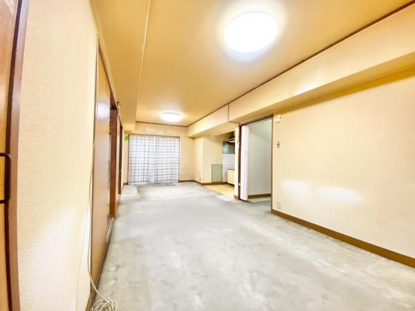 【居間・リビング】 | メイゾン初芝 | 家族の一体感を感じられる広々スペース！家族と過ごす時間を大切にする方にぴったりのゆとりの住空間です♪