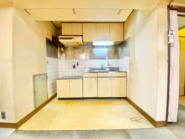 【キッチン】 | メイゾン初芝 | ご家族みんなで調理ができる位のスペースを実現したキッチン空間となっております。みんなで作った料理を召し上がりながらの会話は至福のひとときになるはずです♪