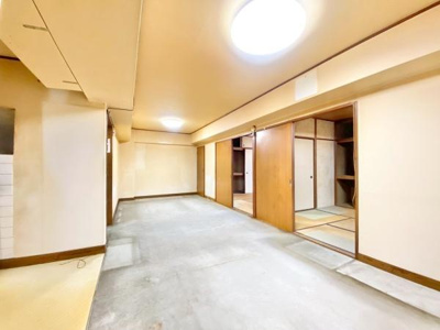 【居間・リビング】 | メイゾン初芝 | ご家族の対話を重視したリビング！『ただいま！』『おかえり！』の声がいつも聞こえて安心です♪ 