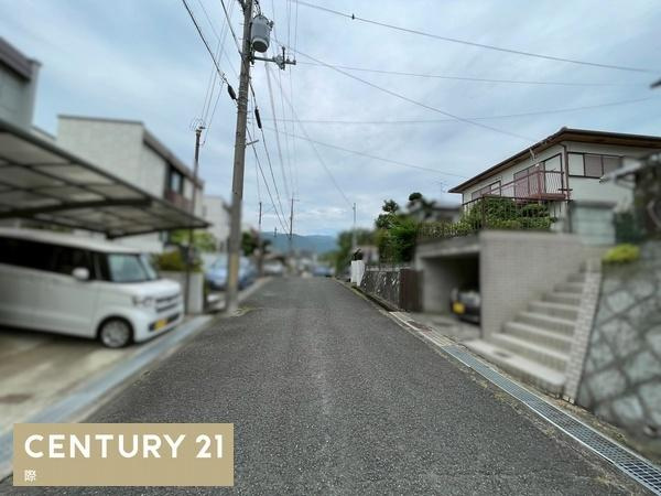橋本市城山台2丁目　中古戸建の前面道路含む現地写真