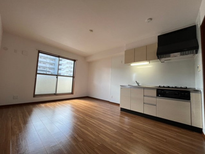 【居間・リビング】 | ベルメゾンⅢ | こちらの居間で趣味の時間をお楽しみください