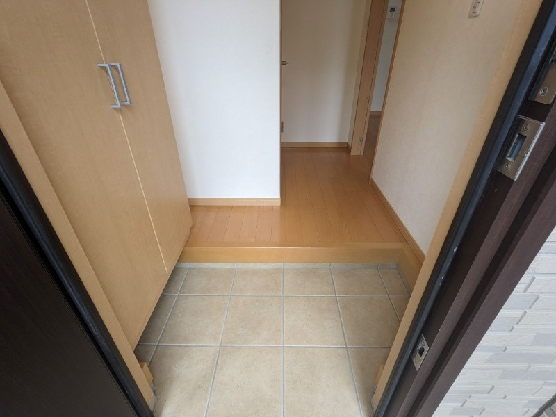 磯辺三丁目戸建の玄関|収納もある玄関です