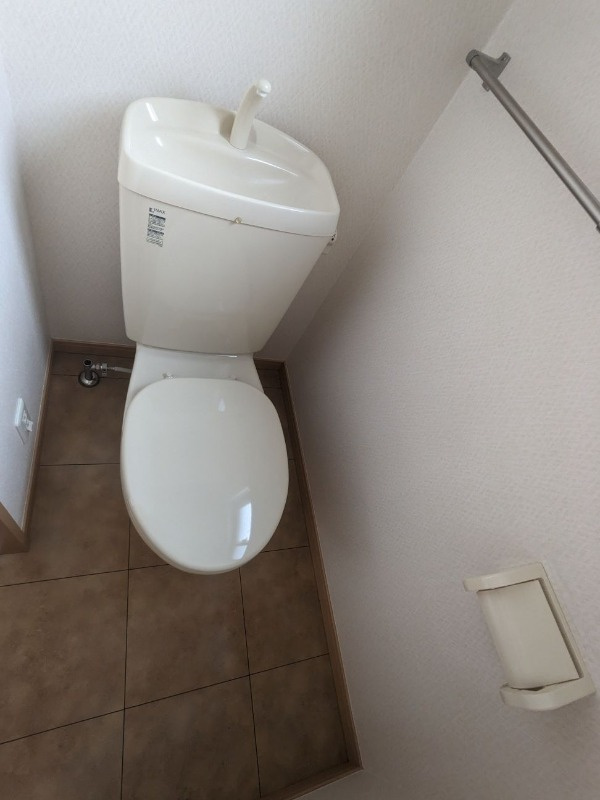 磯辺三丁目戸建のトイレ|ゆったりとした空間のトイレです