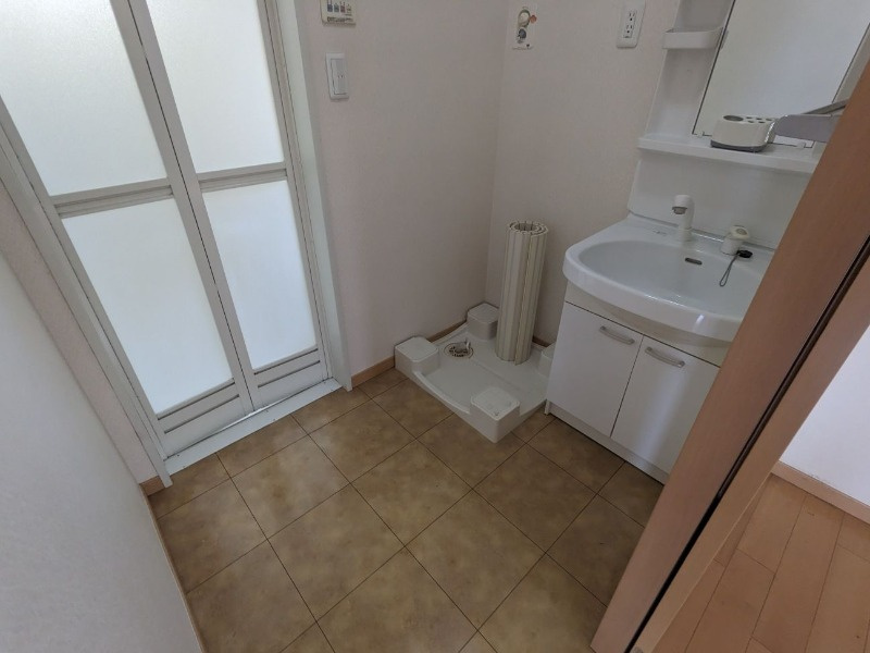 磯辺三丁目戸建の洗面所|使いやすい洗面所です