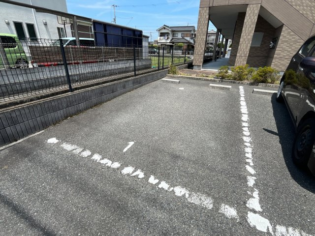 ルミナスコートの駐車場