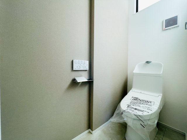 『八王子市新築戸建て』八王子市絹ケ丘1-15-3【仲介手数料無料】のトイレ|～仲介手数料無料☆八王子ひなた不動産～八王子市絹ケ丘　新築戸建て