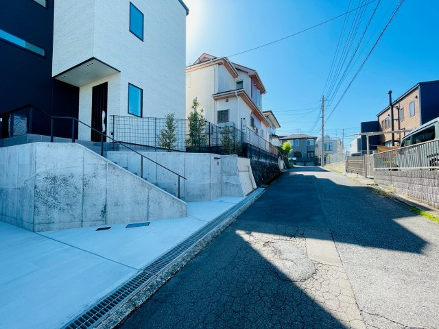 『八王子市新築戸建て』八王子市絹ケ丘1-15-3【仲介手数料無料】の前面道路含む現地写真|～仲介手数料無料☆八王子ひなた不動産～八王子市絹ケ丘　新築戸建て