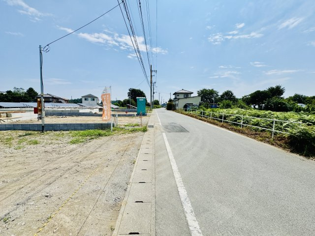 前橋市粕川町女渕第2　３号棟(全４棟)　クレイドルガーデン　新築建売分譲の前面道路含む現地写真