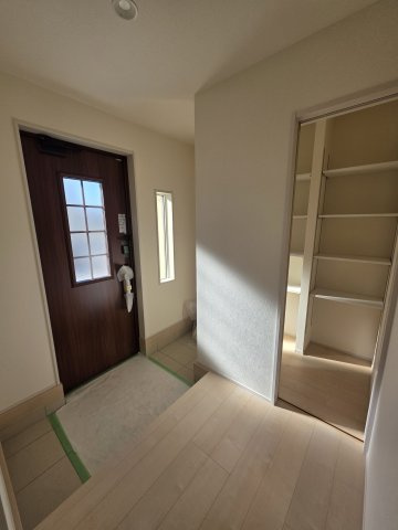 【玄関】 | リーブルガーデン．S　寄居露梨子　 | ２号棟現地玄関（2025年12月06日）撮影