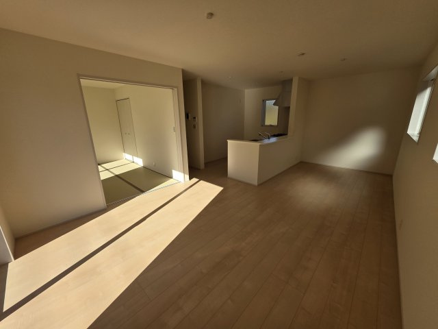 【居間・リビング】 | リーブルガーデン．S　寄居露梨子　 | ２号棟現地リビング（2025年12月06日）撮影