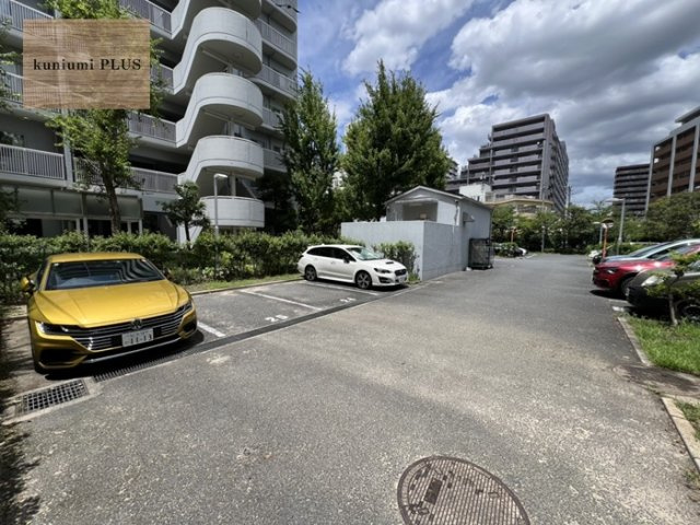 ベル・パークシティ画地ⅢWEST棟の駐車場