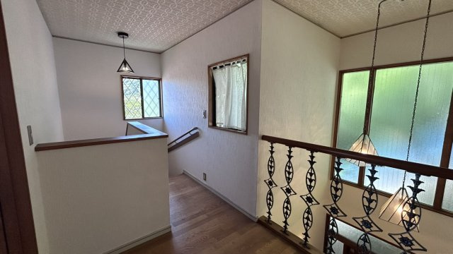 東灘区住吉台中古戸建のその他|２階の踊り場です。吹き抜け部分とデザイン性のある柵で素敵な一角になっておりまうす。
