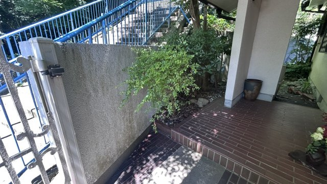 東灘区住吉台中古戸建のエントランス|玄関前は広々としたスペースです。