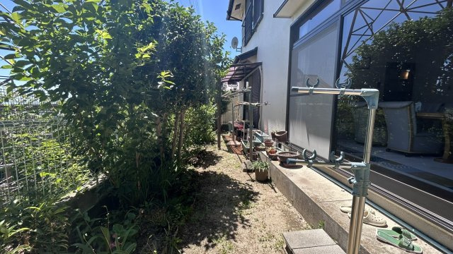 東灘区住吉台中古戸建の庭|青々とした木々と自然な光で気持ちのいいお庭です。夏の夜には蚊取り線香をたきながらご家族で手持ち花火などを楽しんでください♪