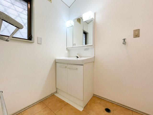 東灘区住吉台中古戸建の独立洗面台|収納棚を置いても圧迫感のない広さがある脱衣所です。窓があるので空気の入れ替えや湿気対策に嬉しいですね。