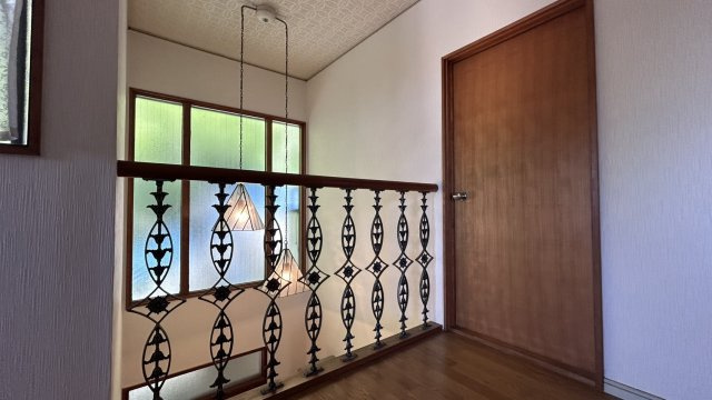 東灘区住吉台中古戸建のその他|2階のホール部分です。デザイン性のある柵が魅力的です。