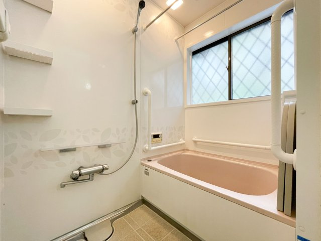 東灘区住吉台中古戸建の浴室|窓があり、風通しがいいので換気に嬉しいですね。