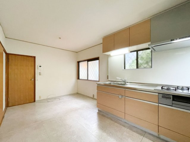 東灘区住吉台中古戸建のキッチン|キッチンにも窓があります。