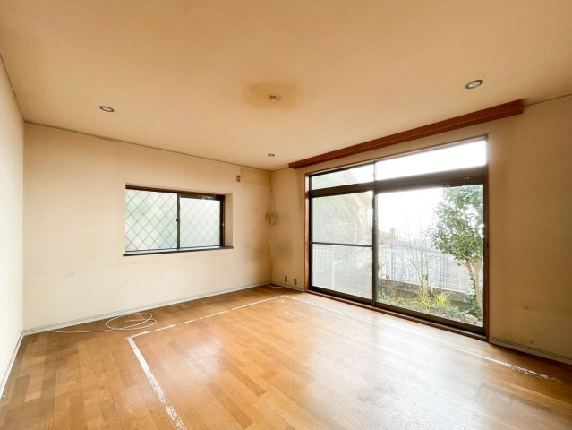東灘区住吉台中古戸建の居間・リビング|お庭に面している明るいリビングです。鳥のさえずりや風通しの良さ、深く深呼吸したくなるような気持のいい空間です。