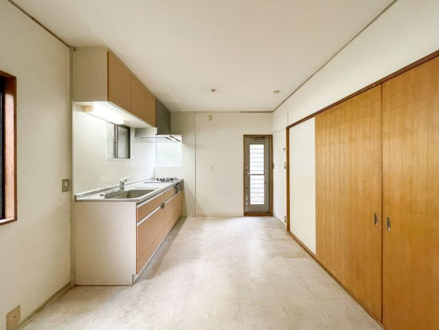 東灘区住吉台中古戸建のダイニング|I型キッチンでゆとりあるダイニングスペース。勝手口や窓で換気もでき、風通しの良い空間です。