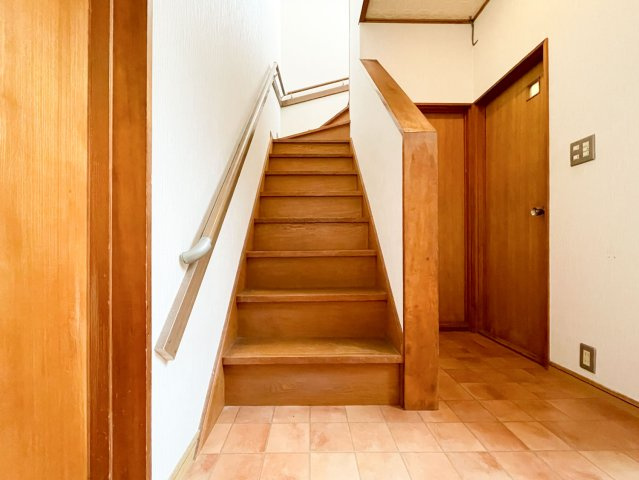 東灘区住吉台中古戸建の玄関|玄関を入った右手には２階に続く階段があります。全体的にゆとりのある空間です。