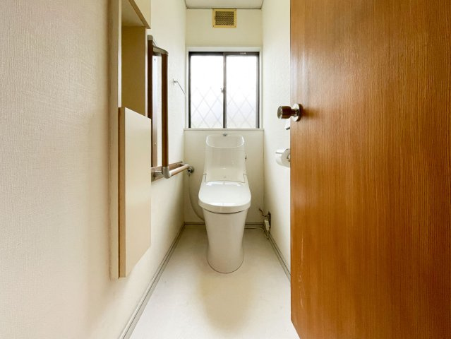 東灘区住吉台中古戸建のトイレ|窓があり、照明をつけなくても明るいトイレです。