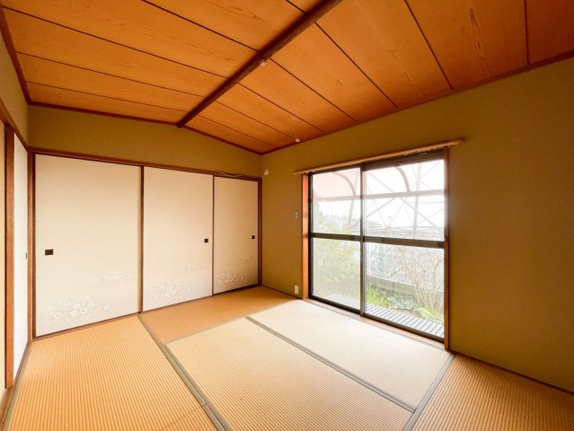 東灘区住吉台中古戸建の和室|板張りの天井と床の間のある和室。掃き出し窓からお庭に出ることができ、蚊取り線香をたきながら手持ち花火などをお楽しみいただけます。