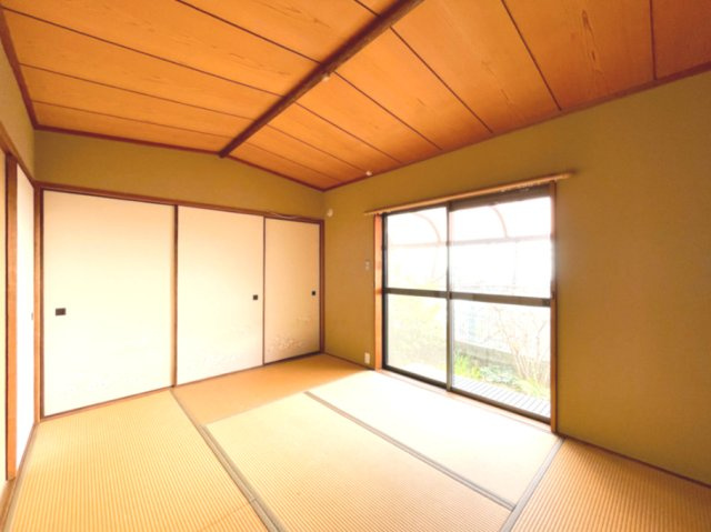 東灘区住吉台中古戸建の和室|板張りの天井と床の間のある和室。掃き出し窓からお庭に出ることができ、蚊取り線香をたきながら手持ち花火などをお楽しみいただけます。