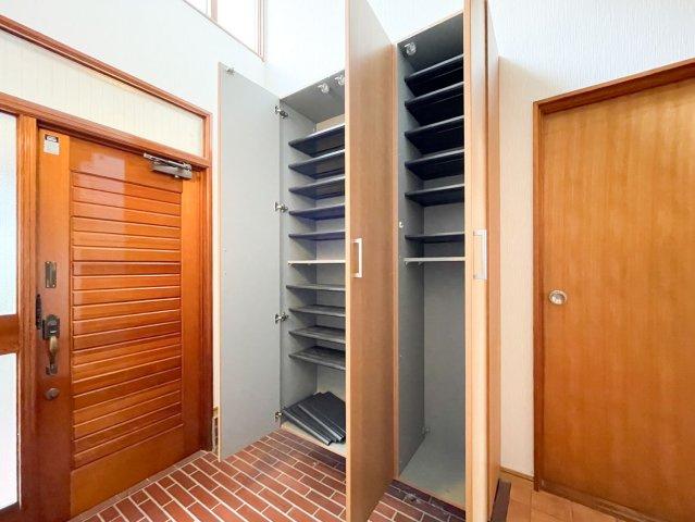 東灘区住吉台中古戸建の玄関|玄関収納は背が高く、ご家族みなさまの靴を収納できます。