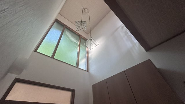 東灘区住吉台中古戸建の玄関|吹き抜けから日が差し込み明るい玄関です。