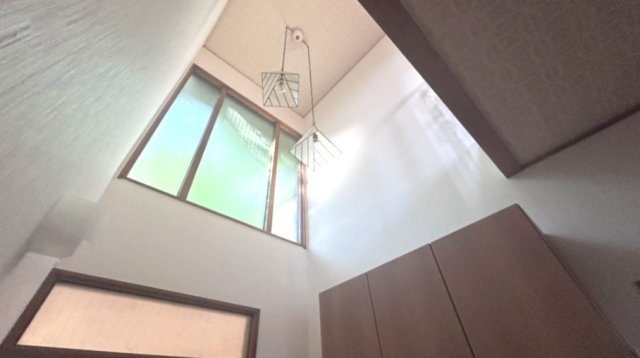 東灘区住吉台中古戸建の玄関|吹き抜けから日が差し込み明るい玄関です。