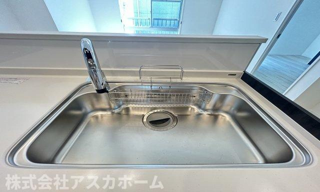 ハイライフ横浜のキッチン|幅広の使いやすいキッチンシンクはタッチレス水栓付きです♪