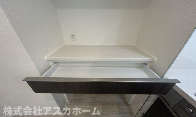 ハイライフ横浜のキッチン|キッチン横にはカトラリー収納にちょうど良い引き出し付きの台完備♪電子レンジ置き場にも良さそうですね♪