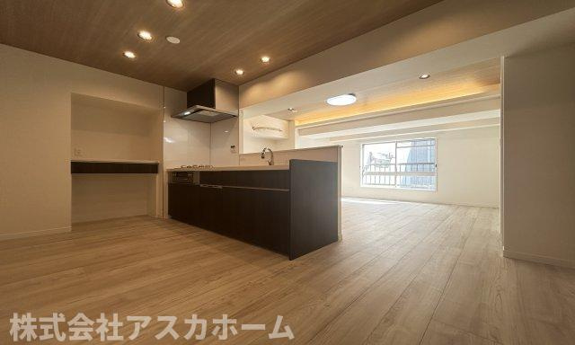 ハイライフ横浜の居間・リビング|リビングが見渡せるカウンターキッチン、お料理をしながら大切な家族との会話も楽しめそう家族のコミュニケーションが生まれそうなキッチンですね♪