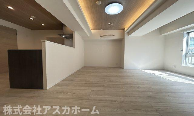 ハイライフ横浜の居間・リビング|忙しい朝もしっかり家族が揃って食事をして頂けるゆとりある大きさのダイニングスペース。奥様が作る手料理をたくさん並べて頂き、テーブルで囲む健やかな食事の時間を存分に愉しんで下さい。