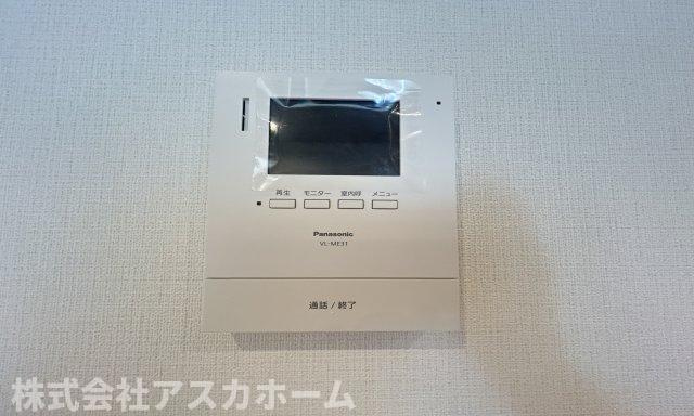 ハイライフ横浜の防犯設備|テレビモニター付きインターフォンなので、急な来客時の家族の安全にも役に立つ設備です♪