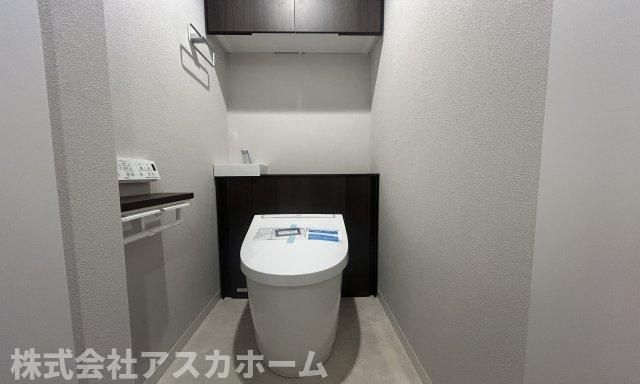 ハイライフ横浜のトイレ|最新式タンクレストイレ完備♪トイレ背面にしっかり収納付き♪手洗いも付いています♪