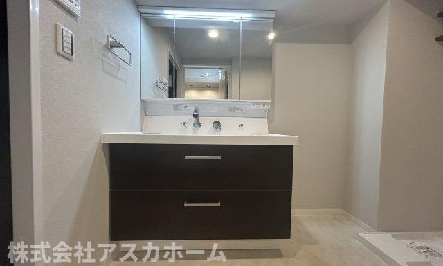 ハイライフ横浜の独立洗面台|使い勝手の良いワイドサイズの洗面台♪一日の始まりの朝、歯磨きをしたりメイクや髪をセットしたり・・・使いやすさが考えられた3面鏡です♪シャワー付水栓で洗面台でのシャンプーや毎日の掃除に大変便利ですね♪