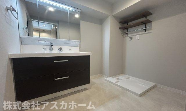 ハイライフ横浜のランドリースペース|ゆったりサイズの脱衣所は収納もしっかり確保されています♪