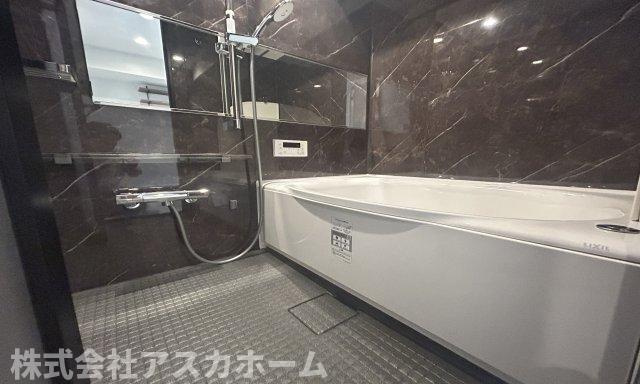 ハイライフ横浜の浴室|ゆったり足が伸ばせるので、毎日の疲れを癒すバスタイムを実現♪浴室換気乾燥暖房機付きで浴室内干しも可能！