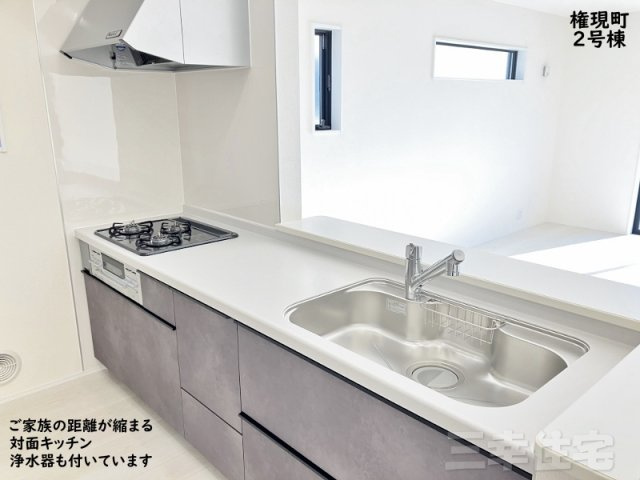 碧南市権現町のキッチン|キッチンから暖かな陽が差しこむリビングに向かってご家族の笑顔を見ながらお料理できる対面キッチンです♪