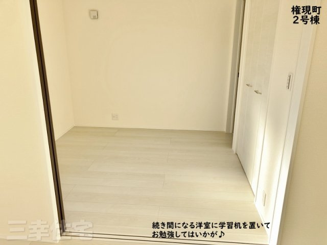 碧南市権現町の洋室|1階の洋室はリビングの続き間としても利用でき、使い方が広がります