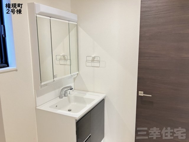 碧南市権現町の洗面所|3面鏡の洗髪洗面化粧台には、十分な可動式収納棚も付いた見た目も美しく機能性に優れた使いやすい仕様です