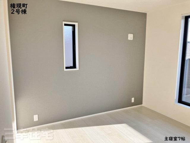 碧南市権現町の寝室|主寝室のアクセントクロスがオシャレですね！