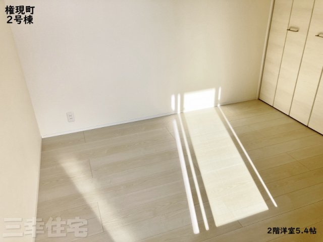 碧南市権現町の洋室|洋室5.4帖。光あふれる全居室南向き