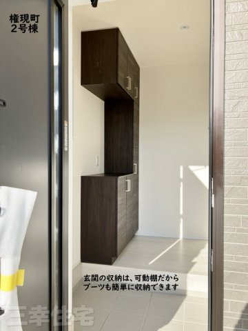 碧南市権現町の玄関|明るく清潔感あるホワイトベースの玄関。爽やかな風が吹き抜けます！