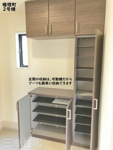 碧南市権現町の収納|大容量の玄関収納。スッキリと暮らしたいから充実の収納設備はあればあるだけ助かりますね